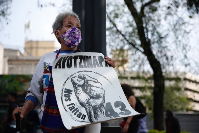 Una mujer que participó en la protesta por los siete años de la desaparición de los 43 estudiantes de Ayotzinapa, en Ciudad de México, el 26 de septiembre de 2021.