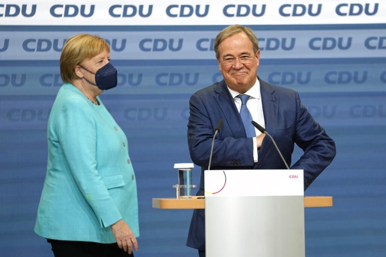 El candidato de la CDU, Armin Laschet, acompañado de la todavía canciller Angela Merkel, antes de hablar ante los medios tras conocer los resultados electorales de las elecciones alemanas.