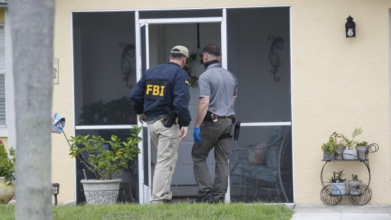 Agentes del FBI recogen evidencias en la casa de Brian Laundrie, prometido de Gabby Petito.