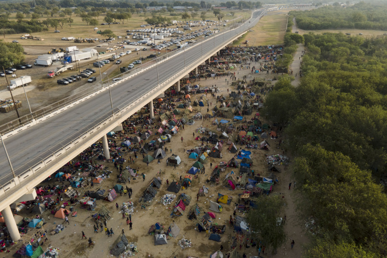 Cientos de migrantes, muchos de ellos procedentes de Haití, en un campamento improvisado a lo largo del puente internacional de Del Río, Texas, el martes 21 de septiembre de 2021.