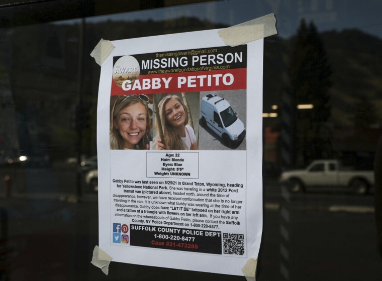 Cartel del Departamento de Policía del Condado de Suffolk sobre la desaparición de Gabby Petito, publicado en Jakson, Wyoming. el jueves 16 de septiembre de 2021.