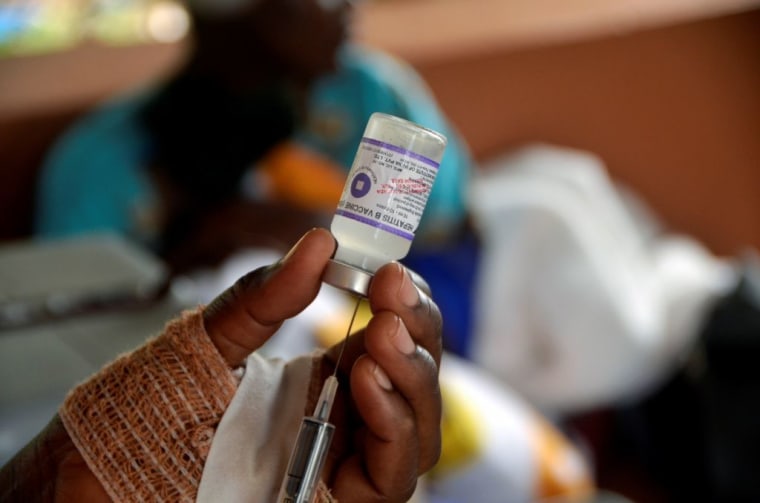 Una trabajadora de la salud en Uganda prepara una dosis de la vacuna contra el hepatitis B, en julio de 2021.