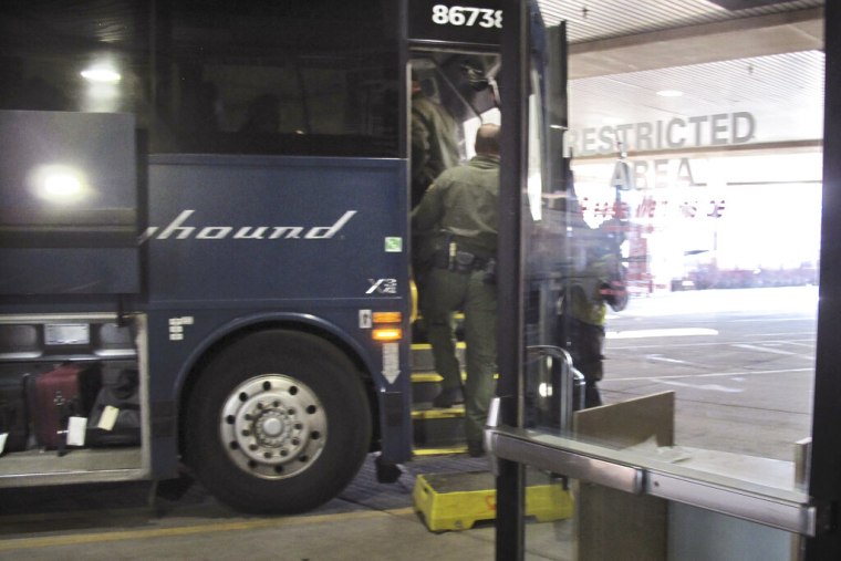 Agentes de la Patrulla Fronteriza suben a un autobús Greyhound en Portland, Oregon