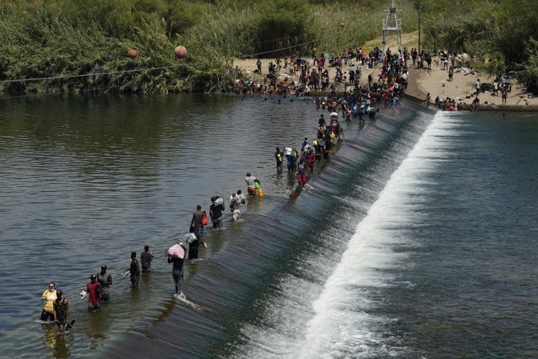 Un grupo de haitianos cruzando hacia Estados Unidos en Del Río, Texas, el 18 de septiembre del 2021.