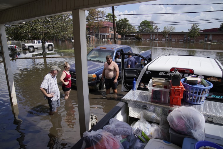 Vecinos de Jean Lafitte, Louisiana, durante las inundaciones provocadas por el huracán Ida, el miércoles 1 de septiembre de 2021.