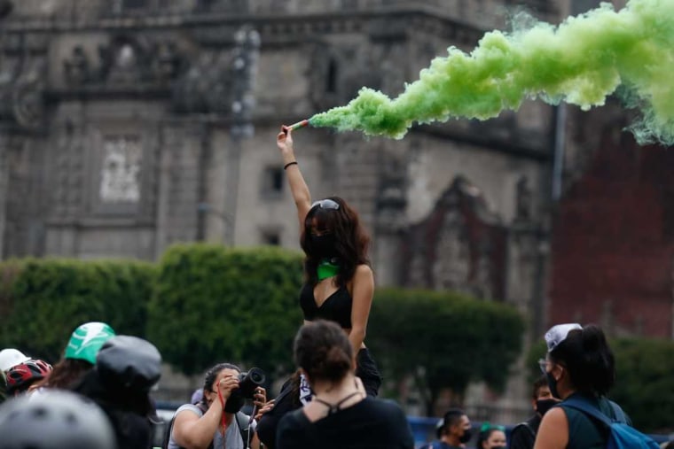 Mujeres se manifiestan por el derecho al aborto en el Zócalo de la Ciudad de México