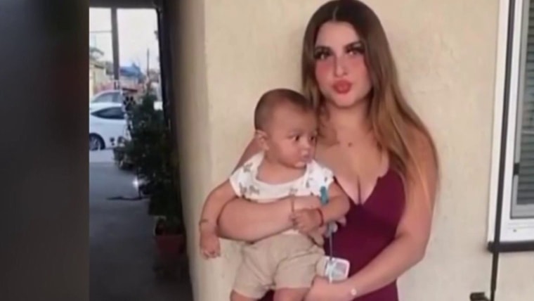 'Mona' Rodríguez, que fue baleada en la cabeza por un agente, sostiene en sus brazos a su hijo de 5 meses.