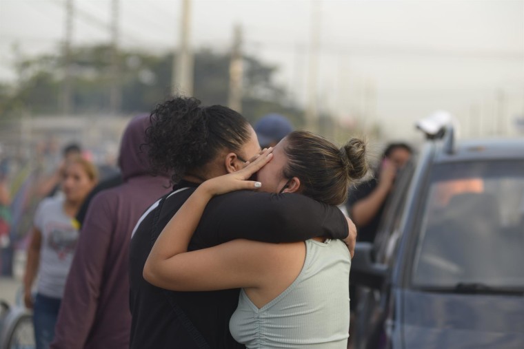 Familiares de presos lloran y se abrazan mientras esperan información a las afueras de la penitenciaría en Guayaquil, Ecuador