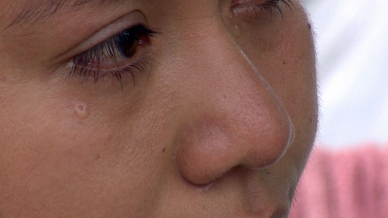 Una lágrima cae por la mejilla de Berta Hernández al recordar la golpiza que recibió tras ser expulsada desde Estados Unidos a México.