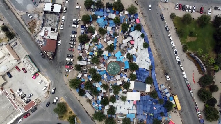 Este enclave en Reynosa, conocido como Plaza de las Américas, ha llegado a acoger a miles de migrantes que esperan su oportunidad para cruzar a Estados Unidos.