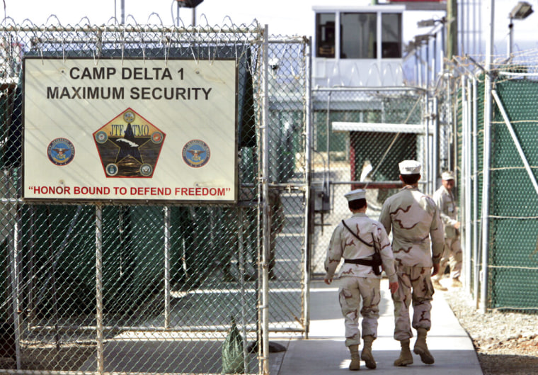 En esta fotografía de archivo del 2006 se muestra la prisión de la base naval estadounidense en la bahía de Guantánamo, en Cuba.