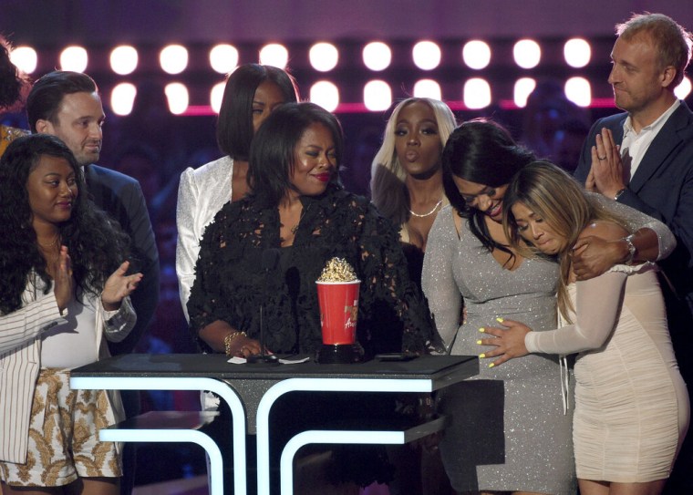 Sobrevivientes que participaron en "Surviving R. Kelly" reciben el premio al mejor documental en la ceremonia de los Premios MTV al Cine y la Televisión en 2019.