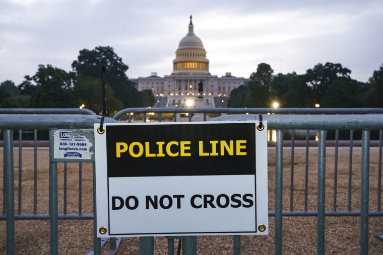 Una valla de seguridad rodea el Capitolio de Estados Unidos en Washington, el sábado 18 de setiembre de 2021. El cartel en la cerca dice "línea policial, no cruce". 