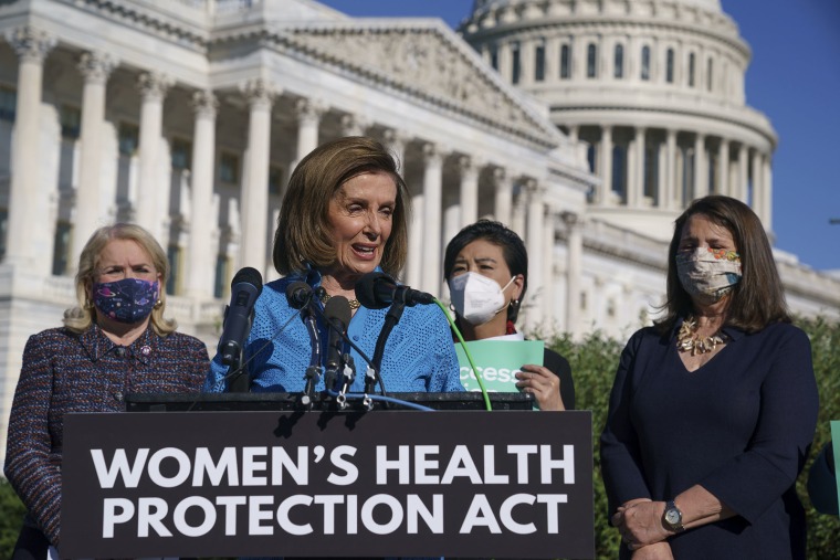 La presidenta de la Cámara de Representantes, Nancy Pelosi, celebra una conferencia de prensa justo antes de la votación en la Cámara de Representantes sobre la legislación destinada a garantizar el derecho de la mujer al aborto.
