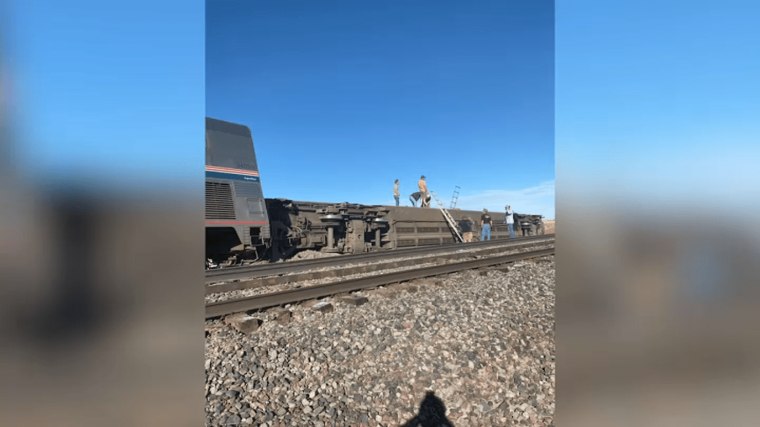 Vagones de un tren Amtrak que descarriló el sábado 25 de septiembre de 2021 en el norte de Montana