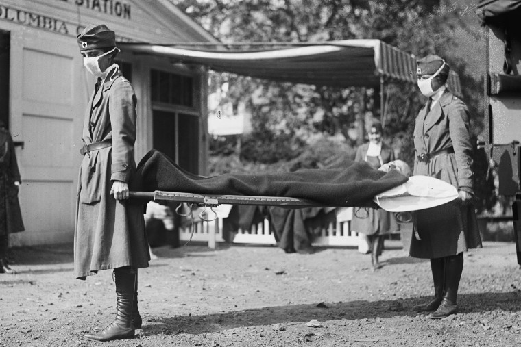 Esta foto facilitada por la Biblioteca del Congreso muestra una demostración en la estación de ambulancias de emergencia de la Cruz Roja en Washington durante la pandemia de gripe de 1918.