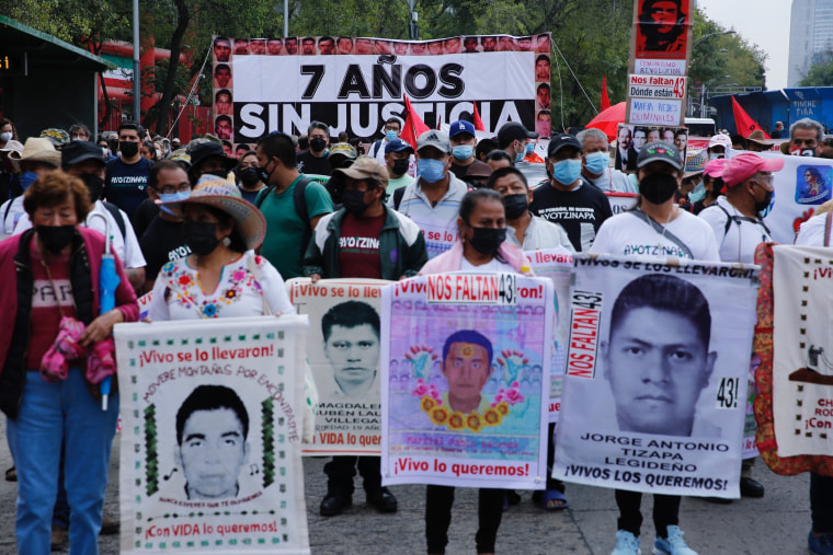 Miles de personas marcharon por los siete años de la desaparición de los 43 estudiantes de Ayotzinapa, en Ciudad de México, el 27 de septiembre de 2021.