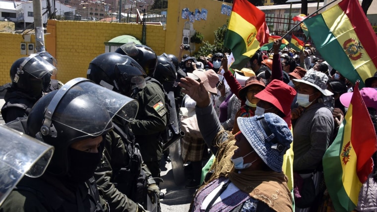 Desencuentros entre cultivadores de hoja de coca y policía antimotines en La Paz, Bolivia, el 28 de septiembre de 2021.