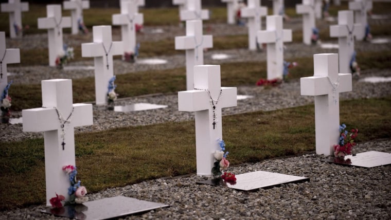 Cruces de color blanco con rosarios y una placa que dice "Soldado argentino conocido solo por Dios", dado que se desconoce la identidad de muchas personas enterradas, en el cementerio de Darwin en islas Malvinas.