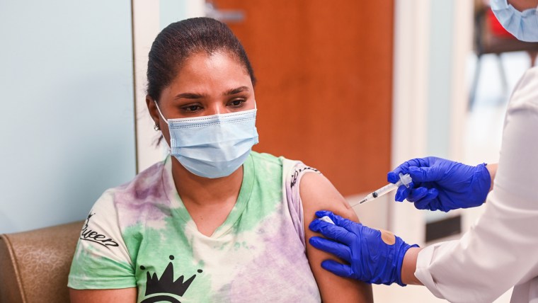 Las tasas de vacunación autodeclaradas aumentaron en mayor medida entre los adultos latinos.