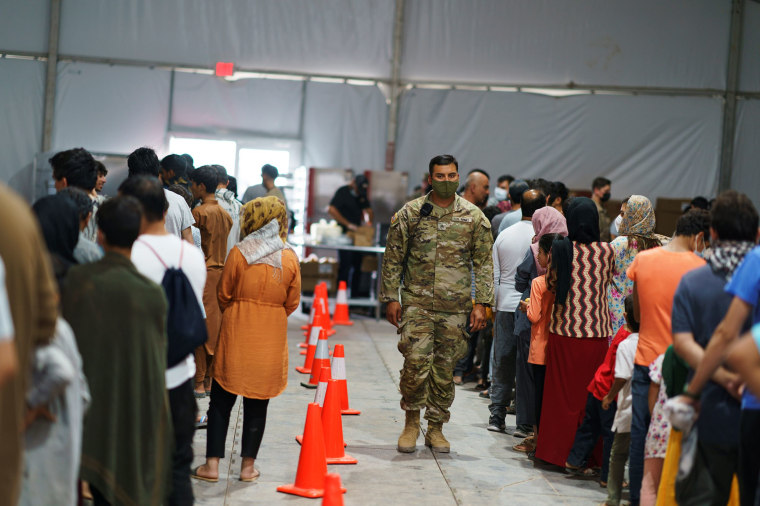 Evacuados afganos hacen fila para recibir comida en la base militar de Fort Bliss, en Nuevo México. A inicios de septiembre, la administración Biden tenía a más de 25,000 afganos albergados en ocho base militares.