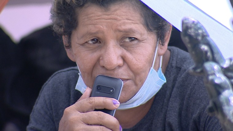Lo primero que hacen los secuestradores de migrantes es requisarles sus teléfonos. Buscan números de sus familiares en Estados Unidos.
