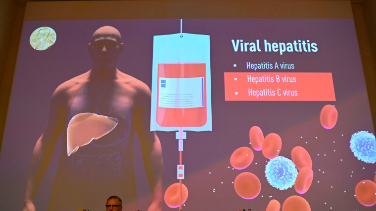 Una presentación del Comité del Nobel en 2020, cuando el premio de Medicina o Fisiología fue entregado a los científicos que descubrieron el hepatitis C.