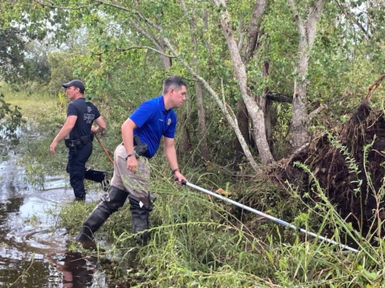 En esta imagen del 14 de septembre, los oficiales del oficina del Sheriff  de la Parroquia de St. Tammany, Devin Coulon y Chance Woods, buscaban al caimán que se creía responsable de la muerte de Timothy Satterlee en Louisiana.