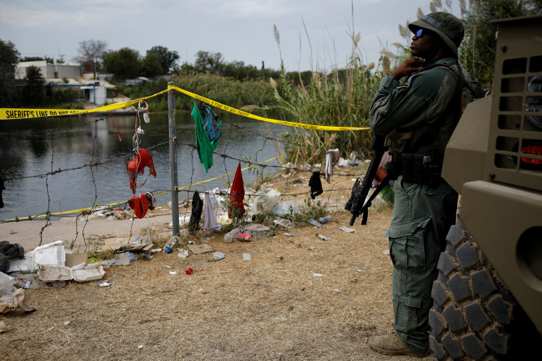 Un oficial de la Policía Estatal de Texas vigila el río Grande cerca del Puente Internacional entre México y Estados Unidos, donde los migrantes que buscan asilo en Estados Unidos esperan para ser procesados, en Texas, Estados Unidos, 21 de septiembre de 2021.
