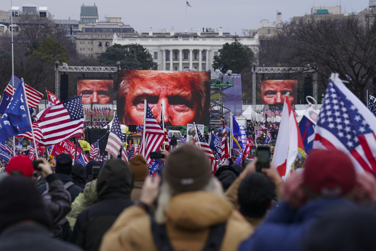 En esta foto de archivo del 6 de enero de 2021, partidarios del expresidente Donald Trump participan en un mitin en Washington previo al ataque al Capitolio.