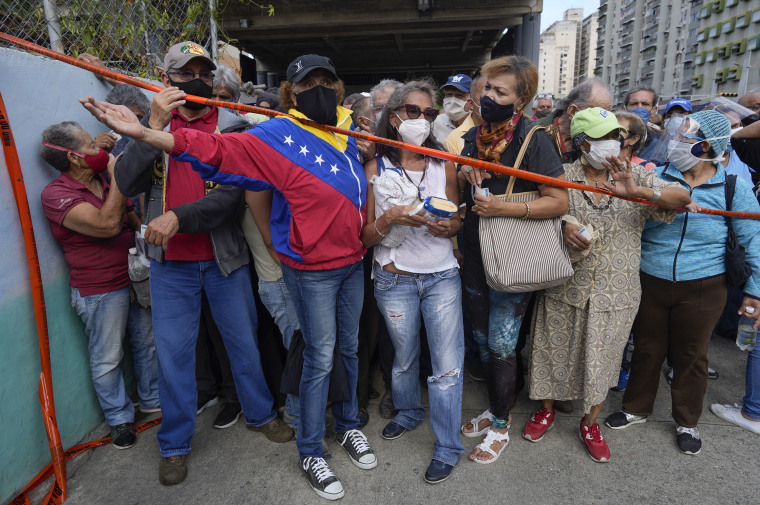 Un grupo de personas se amontonan el 16 de septiembre en un centro de vacunación de Caracas para recibir su segunda dosis de Sputnik V, luego de meses de retraso por parte del Gobierno venezolano en la distribución de las inyecciones.