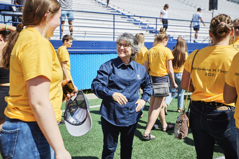 Waded Cruzado, presidenta de la Universidad Estatal de Montana, da la bienvenida a los estudiantes de primer año en el Bobcat Stadium el 24 de agosto.