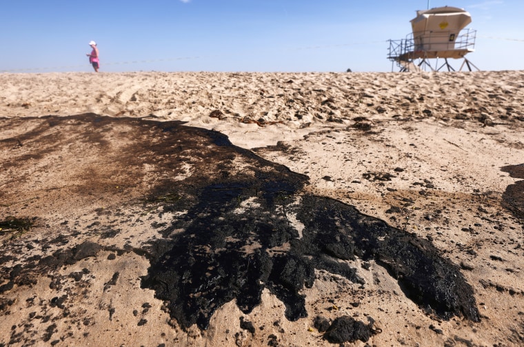 Image: Major Oil Spill Fouls Southern California Beaches