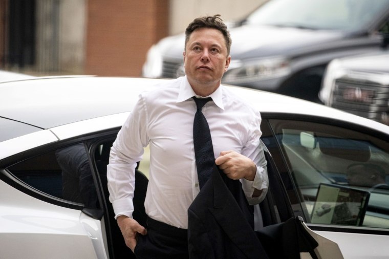 Elon Musk, director ejecutivo de Tesla Inc., llega a la corte durante el juicio de SolarCity en Wilmington, Delaware, el martes 13 de julio de 2021.