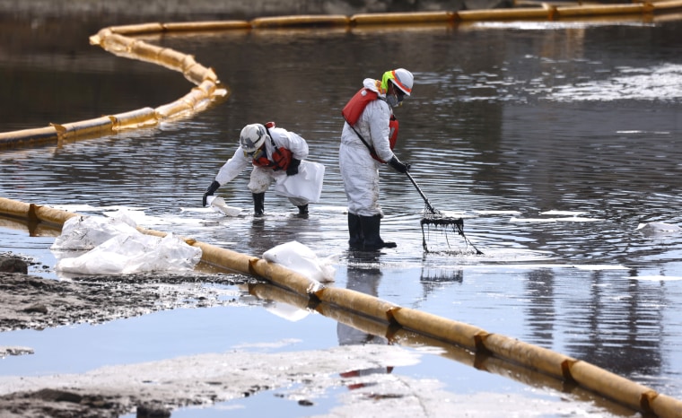 Image: Major Oil Spill Fouls Southern California Beaches