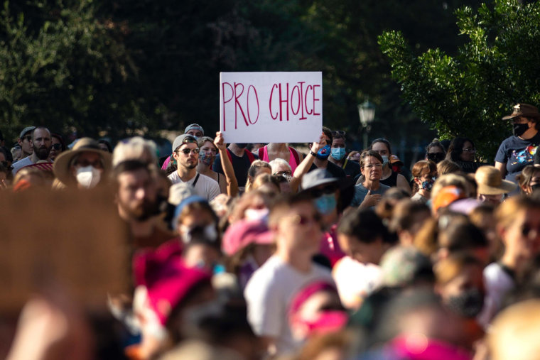 Manifestantes protestan contra la ley antiaborto en el Capitolio de Texas, en Austin, el 2 de octubre.