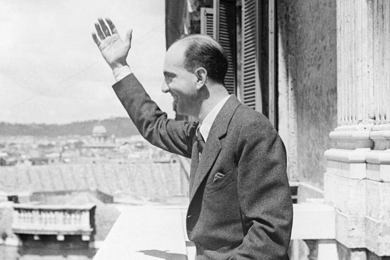 Image: Italian King Umberto II of Savoy greets the crowd gathered on Piazza del Quirinale in Rome in 1946.