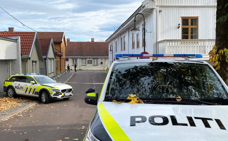 Image: Police investigation continues after a deadly attack in Kongsberg
