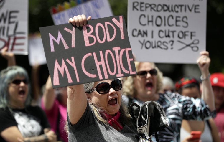 Un grupo se reúne para protestar por las restricciones al aborto en el Capitolio del Estado en Austin, Texas, el martes 21 de mayo de 2019.