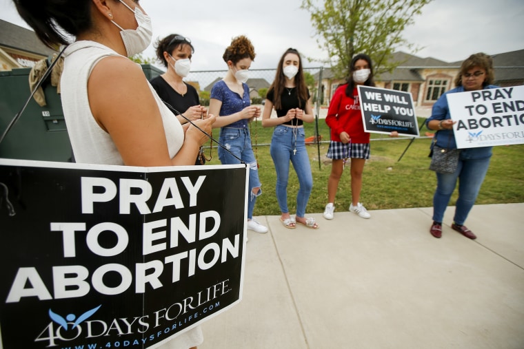 Manifestantes contra el aborto rezan y protestan fuera de un Whole Women's Health of North Texas, el viernes 1 de octubre de 2021, en McKinney, Texas.