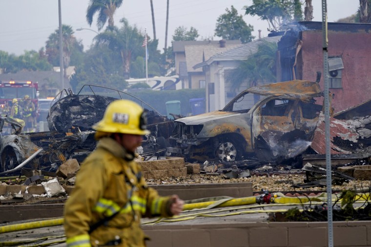 Bomberos responden a una avioneta que se estrelló en un vecindario de Santee, California