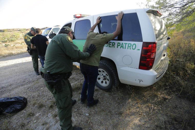 Agentes de la Patrulla Fronteriza registran a dos hombres que cruzaron ilegalmente a Estados Unidos cerca de McAllen, Texas, el 6 de noviembre de 2019.