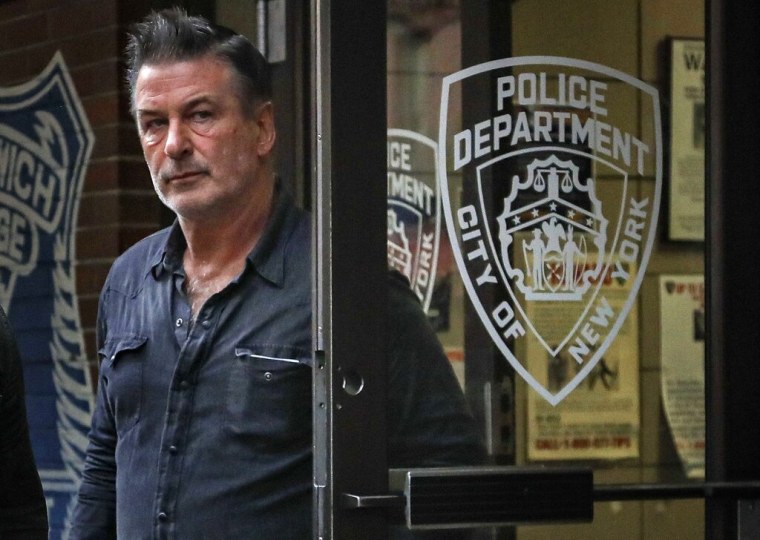 El actor Alec Baldwin sale de una comisaría de policía en Nueva York, en una foto de archivo de 2018