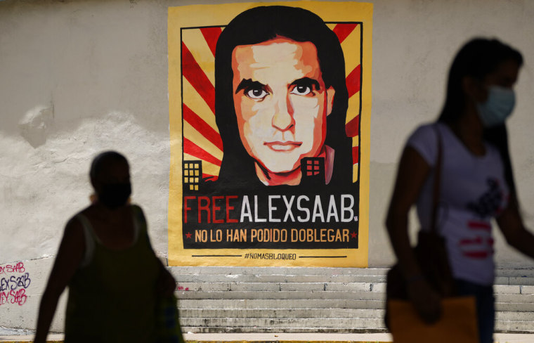 Un cartel en Caracas, Venezuela, que pide la liberación de Alex Saab, quien fue extraditado a EE.UU. bajo cargos de lavado de dinero