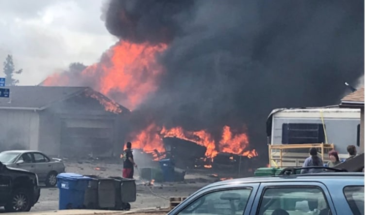 Un hogar en llamas tras el choque de un avión en un vecindario de Santee, California