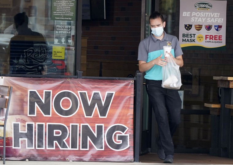 Un cliente sale de un restaurante donde se buscan empleados en Richardson, Texas, el 2 de septiembre de 2020.
