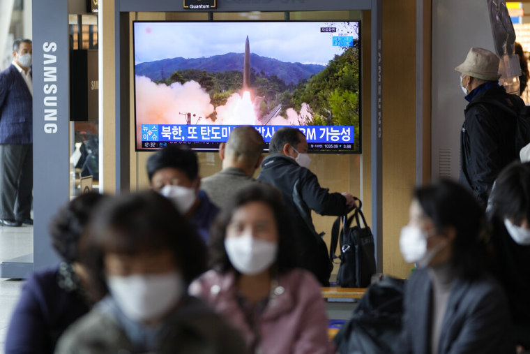 Un programa de televisión muestra imágenes de archivo de un lanzamiento de misil norcoreano, en una pantalla situada en una estación de tren de Seúl el 19 de octubre de 2021.