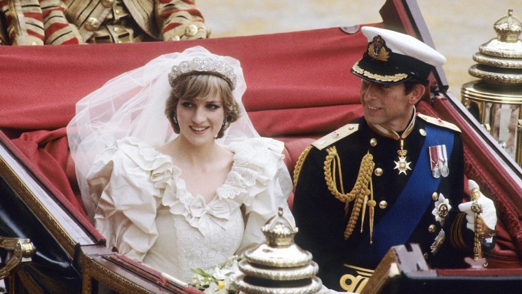 El príncipe Charles y la princesa Diana llegando al Palacio de Buckingham el día de su boda