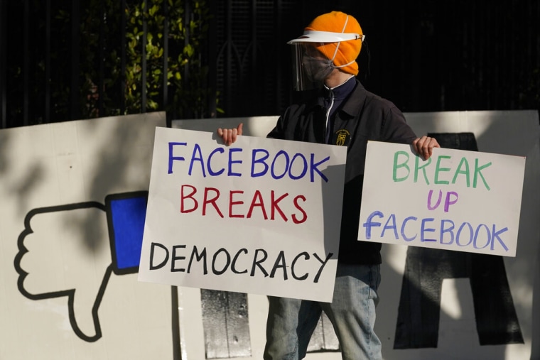 Una persona se manifiesta frente a la casa del CEO de Facebook, Mark Zuckerberg, en protesta por la propagación de desinformación a través de su plataforma, el 21 de noviembre de 2020.