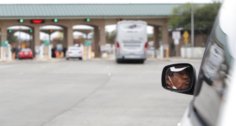Un taxista en Hidalgo, Texas, espera en la entrada del puente internacional de McAllen Hidalgo